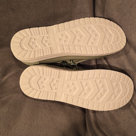 Green loafers like hey dudes in a womens 10 - Picture 3 of 3